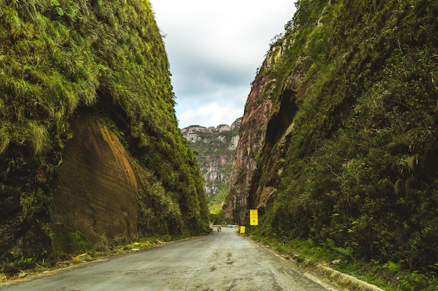 Foto estrada entre duas montanhas no brasil