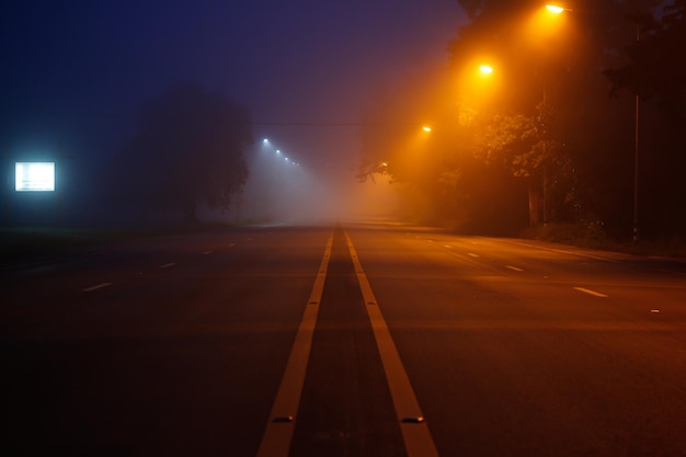 Estrada iluminada à noite