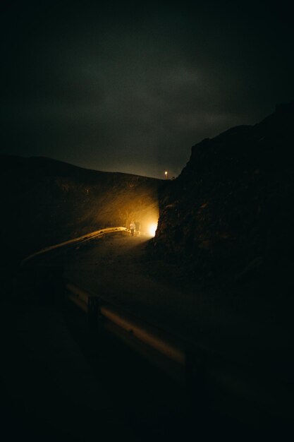 Estrada iluminada contra o céu à noite