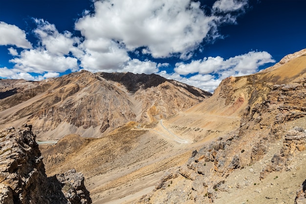 Estrada Manalileh para Ladakh no Himalaia indiano