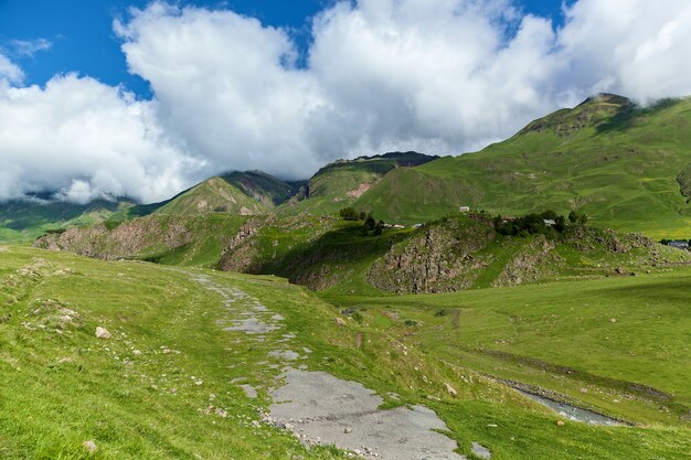 Estrada militar georgiana, belas paisagens montanhosas e rios de montanha ao longo dela. Estrada Militar da Geórgia