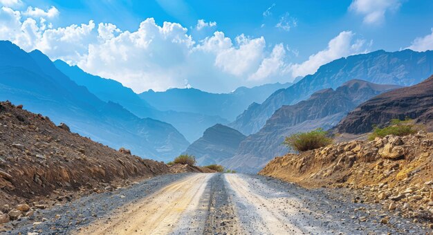 Foto estrada montanhas estrada de terra nas montanhas hajar dubai emirados árabes unidos beleza árabe sob céus azuis brilhantes