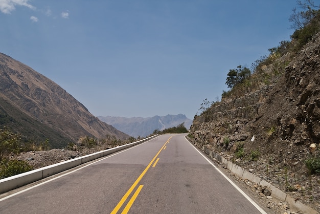 Estrada montanhas peru