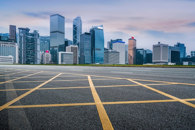 Estrada municipal através de edifícios modernos na china