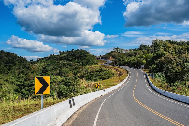 Estrada nº 1081 caminho do distrito de Pua para o distrito de Bo Kluea Nan TAILÂNDIAO famoso ponto de vista e que os turistas devem parar para fazer o check-in na estrada nan Curvy parece o número 3