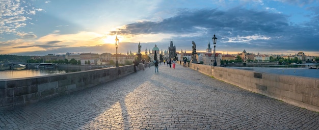 Estrada na cidade contra o céu durante o pôr do sol