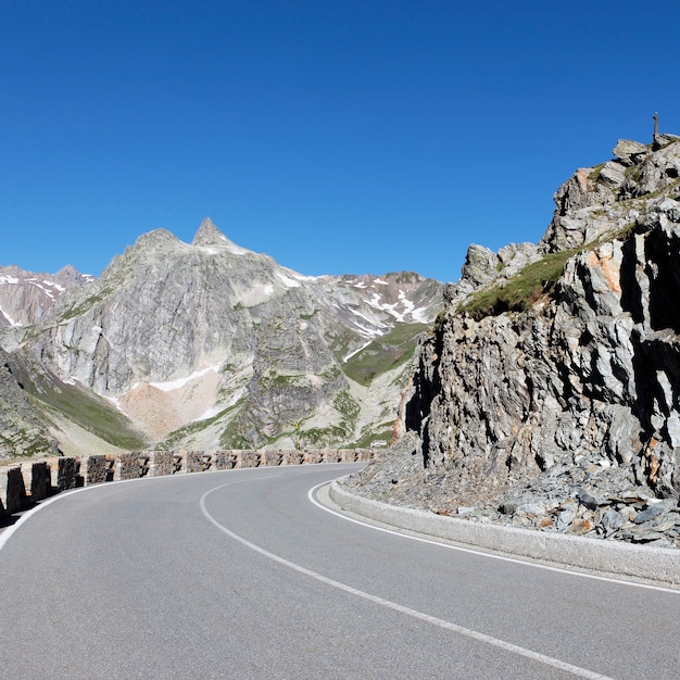 Estrada na montanha alpina italiana no verão