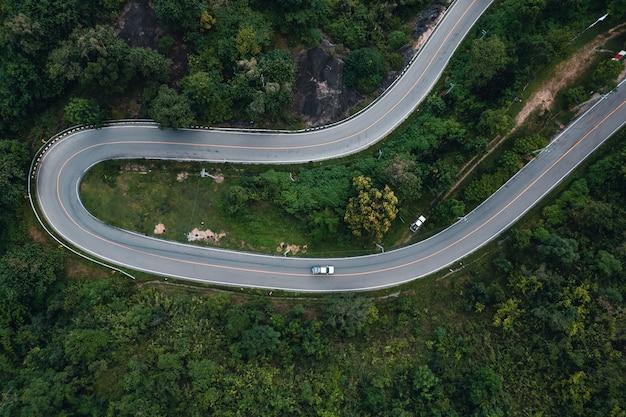 Estrada na montanha e árvores verdes de cima até Pai, Tailândia