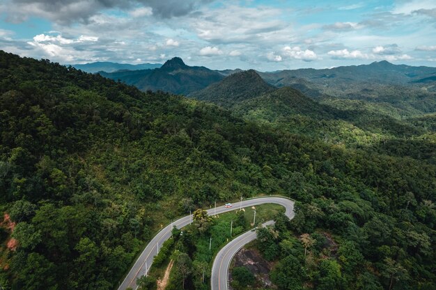 Estrada na montanha e árvores verdes de cima até Pai, Tailândia