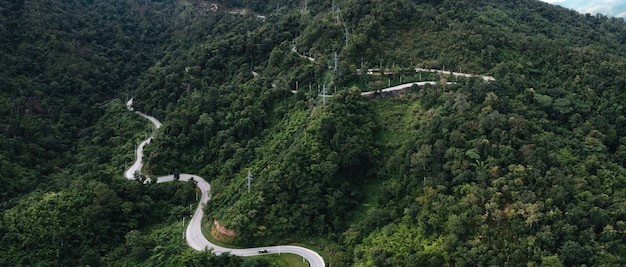 Estrada na montanha e árvores verdes de cima até Pai, Tailândia