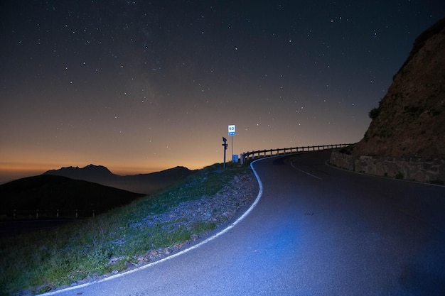 Estrada na noite estrelada