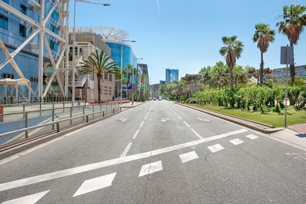 Estrada na rua da cidade. Paisagem urbana com tráfego urbano em Barcelona, Espanha