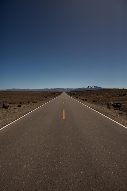 Estrada nacional de asfalto na américa latina