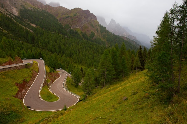 Estrada nas dolomitas