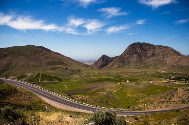 estrada nas montanhas com curvas salta