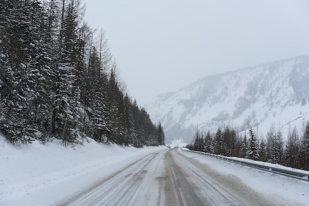 Estrada nas montanhas de inverno. Tempo nublado.