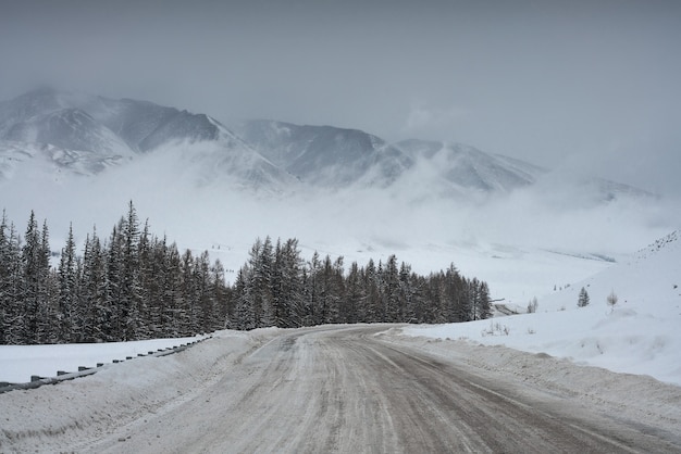 Estrada nas montanhas de inverno. tempo nublado.