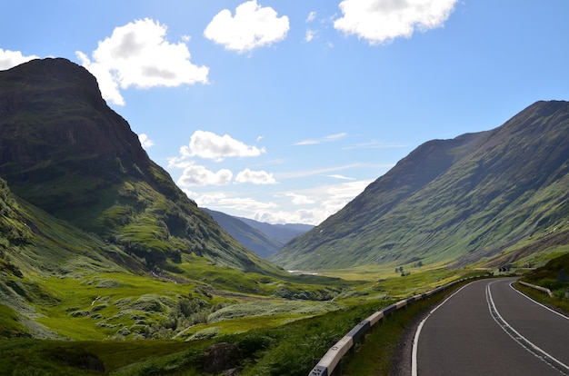 Estrada nas montanhas em Glencoe, Escócia