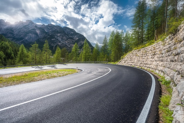 Estrada nas montanhas no dia ensolarado no verão Dolomites Itália