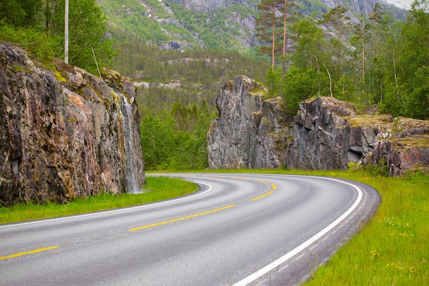 Estrada nas montanhas norueguesas