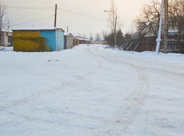 Estrada nevada na garagem, uma encruzilhada.