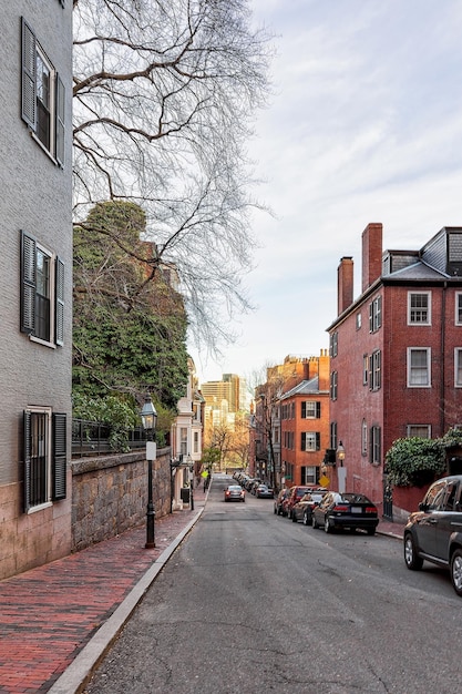 Estrada no bairro beacon hill, no centro de boston em ma, eua.