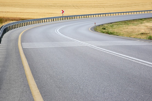 Foto estrada no campo com uma curva à direita