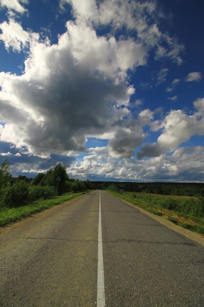 Estrada no campo paisagem nublada