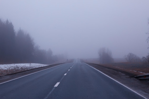 estrada no conceito de nevoeiro, névoa na paisagem de halloween de outubro, rodovia