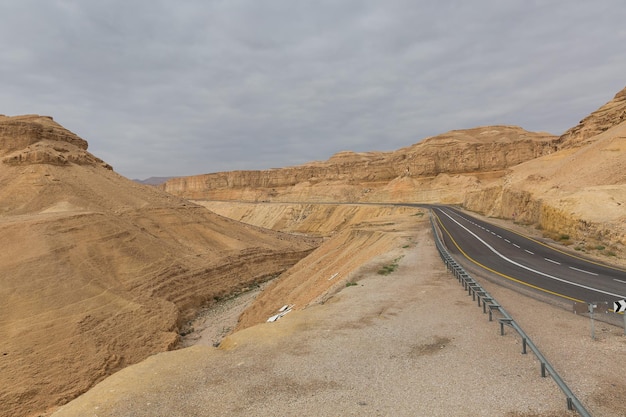 Estrada no deserto de Arava em Israel