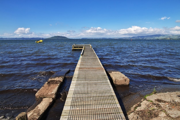 Estrada no lago de rotorua, nova zelândia