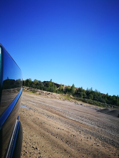 Foto estrada no meio de um campo contra um céu azul claro