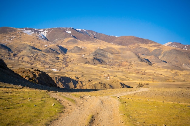 Foto estrada no vale de kyzylchin ou vale de marte com fundo de montanha em altai sibéria, rússia