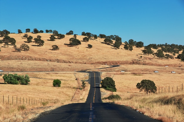 Foto estrada nos campos da califórnia, eua