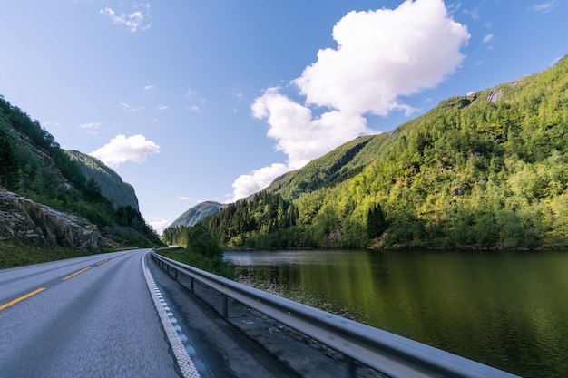 Estrada nos fiordes na Noruega