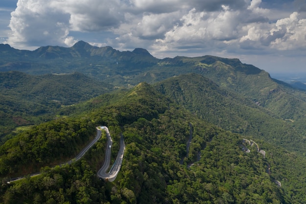 Estrada panorâmica com 18 curvas no Sri Lanka