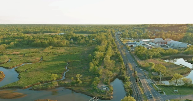 Estrada panorâmica de vista aérea perto de uma pequena cidade americana em nova jérsei ao longo da floresta verde