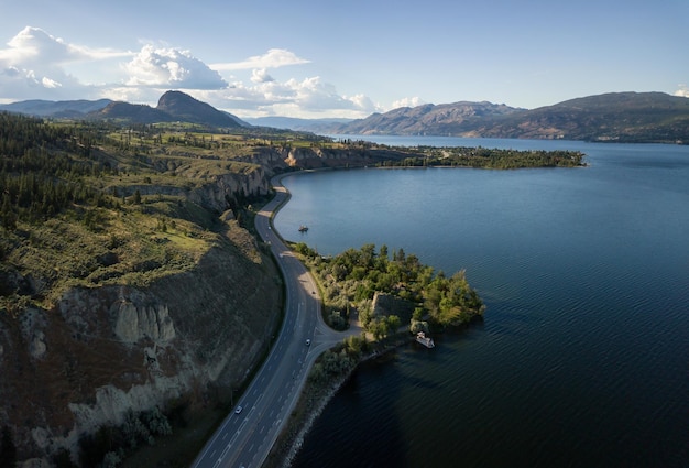 Estrada panorâmica em vista aérea de Okanagan