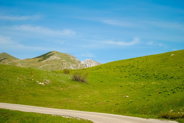 Foto estrada panorâmica nas montanhas do montenegro