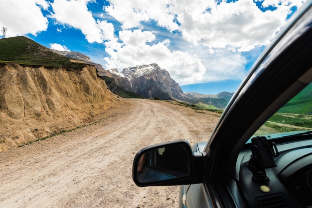 Estrada para a aldeia de Laza nas montanhas