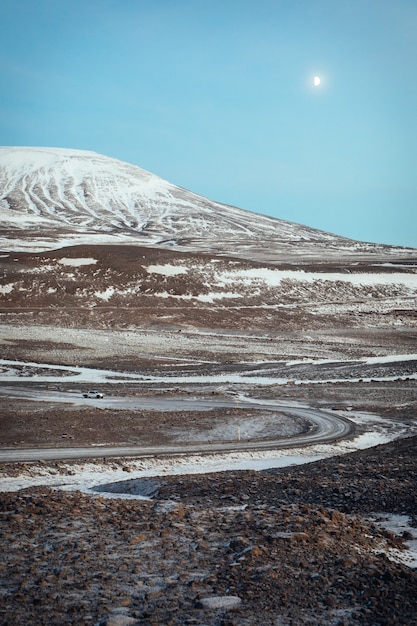 Estrada para a geleira Langjökull na Islândia durante o inverno, carro dirigindo ao fundo