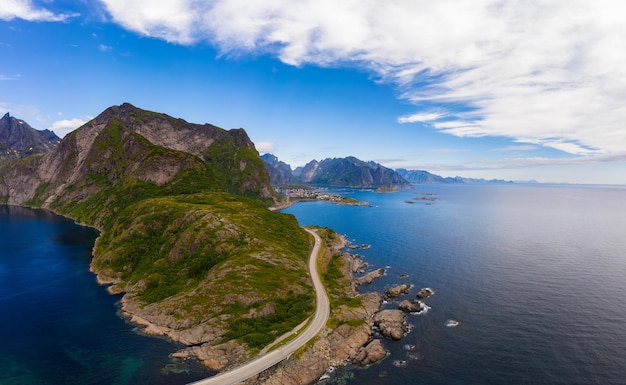 Estrada para a vila de Reine cercada por altas montanhas e mar nas ilhas Lofoten