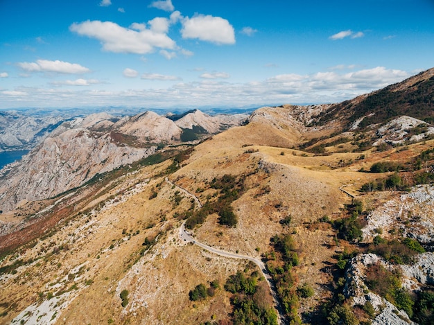 Estrada para o planalto acima da baía de kotor montenegro