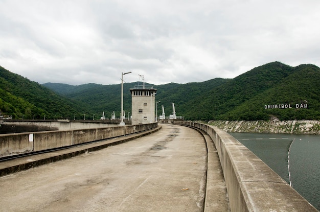 Estrada para viajantes que visitam a barragem de Bhumibol e vertedouros anteriormente conhecidos como barragem de Yanhee na cidade de Tak em 18 de julho de 2017 em Tak Tailândia