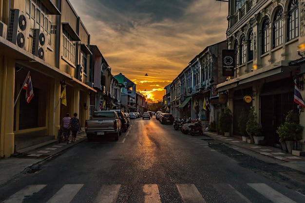 Estrada passando pela cidade ao pôr do sol