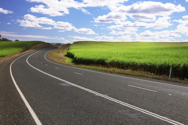 Estrada passando pela paisagem contra o céu