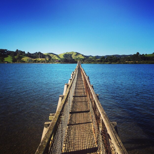 Estrada passando por um céu azul