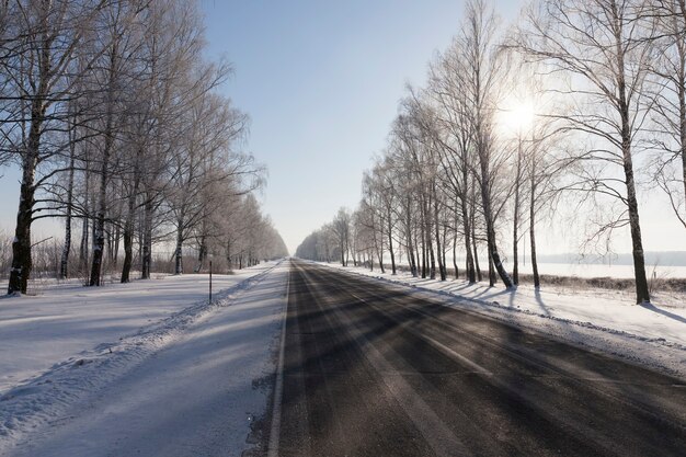 Estrada pavimentada coberta de neve no inverno