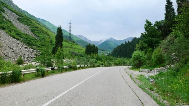 Estrada pavimentada nas montanhas