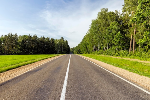 Estrada pavimentada para o tráfego de automóveis